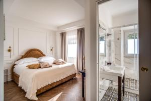 A bed or beds in a room at Vigna Caio Relais & Spa