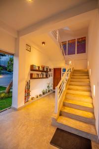 una escalera en una casa con escalera en The Residence Hikkaduwa, en Hikkaduwa