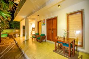 - une salle à manger avec une table et des chaises en bois dans l'établissement The Residence Hikkaduwa, à Hikkaduwa