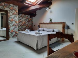 um quarto com uma cama com toalhas em Amaranto99 em LʼAquila
