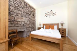 En eller flere senge i et værelse på ALTIDO Gorgeous flat by St Giles cathedral