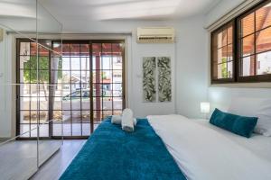 Llit o llits en una habitació de Azure 2-BR W/Terrace in Larnaca