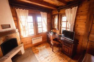 a room with a desk and a television in a cabin at ETNO SELO VRANEŠA Zlatar in Nova Varoš