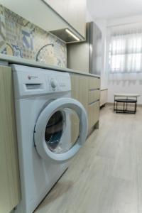a washing machine in a laundry room with a counter at SAN ANDRÉS 13 in Torre del Mar