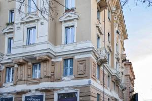 a building in the city of paris at Natty Family Apartment in Carignano by Wonderful Italy in Genova