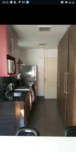 里約熱內盧的住宿－Designer Apartment Leme，厨房配有水槽和炉灶