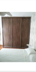 een slaapkamer met een bed met een houten muur bij Designer Apartment Leme in Rio de Janeiro