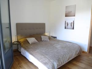 een slaapkamer met een groot bed met 2 kussens erop bij Boost Your Immo Val des Thermes Barèges PM30 in Barèges