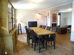 een eettafel en stoelen in de woonkamer bij Boost Your Immo Val des Thermes Barèges PM30 in Barèges