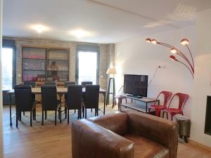 ein Wohnzimmer mit einem Sofa, einem Tisch und Stühlen in der Unterkunft Boost Your Immo Val des Thermes Barèges PM30 in Barèges