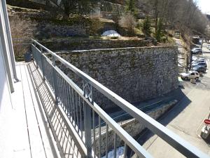 einen Balkon mit einem Zaun und einer Steinmauer in der Unterkunft Boost Your Immo Val des Thermes Barèges PM30 in Barèges
