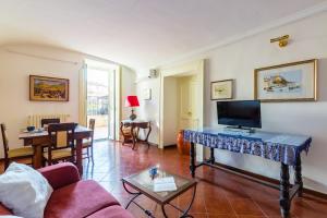 A television and/or entertainment centre at Appartamento a Santa Maria La Nova by Wonderful Italy