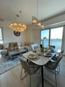 sala de estar con mesa, sillas y sofá en Smart Living Apartment en Abu Dabi
