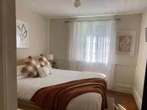 um quarto com uma cama e uma janela em Goolwa Mariner’s Cottage - Free Wifi and Pet Friendly - Centrally located in Historic Region em Goolwa