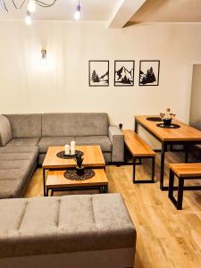 salon z kanapą i stołami w obiekcie Willa i domki Victoria w Wiśle +37 zdjęć