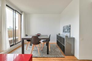 uma sala de jantar com uma mesa e cadeiras e uma janela em New ! Cosy Apt, ideal couple centre de Boulogne em Boulogne-Billancourt