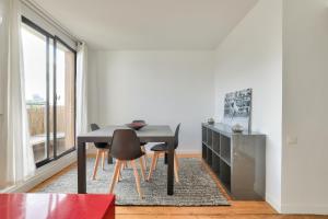 a dining room with a table and chairs and a window at New ! Cosy Apt, ideal couple centre de Boulogne in Boulogne-Billancourt