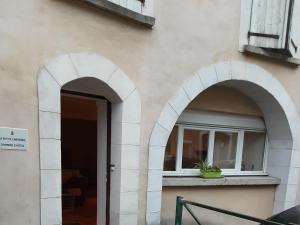 Cazouls-lès-Béziers的住宿－La petite Cabrière，两拱门,位于一栋带窗户的建筑的一侧