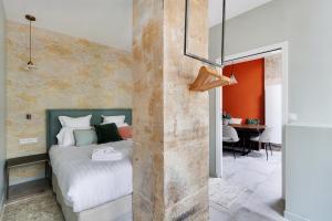 מיטה או מיטות בחדר ב-Pick A Flat's Apartment near place de la Bastille - Rue du Faubourg Saint Antoine