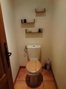 baño con aseo y estanterías en la pared en La petite Cabrière, en Cazouls-lès-Béziers 8 fotos más