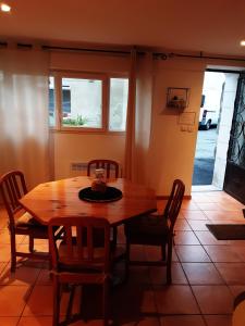 Cazouls-lès-Béziers的住宿－La petite Cabrière，一间带木桌和椅子的用餐室
