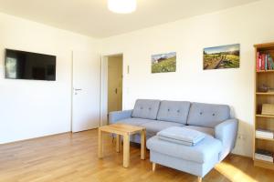 sala de estar con sofá y mesa en Apartment Landschitzseen, en Sankt Andrä im Lungau
