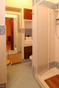 een badkamer met een douche, een toilet en een wastafel bij Al Vicolo Palermo in Palermo