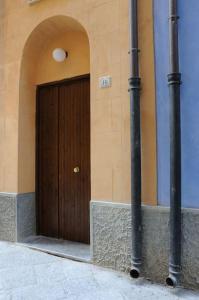 パレルモにあるAl Vicoloの建物脇の茶色い扉