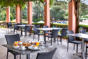 - une table et des chaises avec de la nourriture sur la terrasse dans l'établissement Century Resort, à Acharavi
