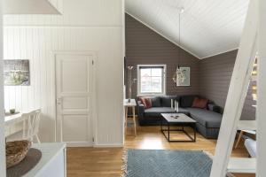 sala de estar con sofá y mesa en Authentic Lofoten Rorbu, en Stamsund