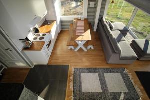 una sala de estar con un sofá y una mesa en Beautiful riverside cottage with sauna, en Nuorgam