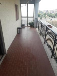 - un couloir dans un immeuble doté de carrelage rouge dans l'établissement Residence Claudia, à Avezzano