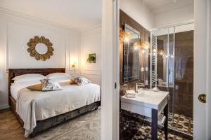 A bed or beds in a room at Vigna Caio Relais & Spa
