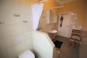 La salle de bains est pourvue de toilettes et d'un lavabo. dans l'établissement Herrenhaus Hohewarte, à Lübeck