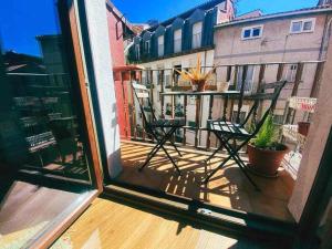 a view of a balcony with a table and chairs at precioso apartamento en el casco historico santander in Santander