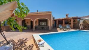 阿爾卡拉拉雷亞爾的住宿－Villa Ortega Alba Alcalá La Real by Ruralidays，房屋前有游泳池的房子