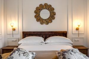 A bed or beds in a room at Vigna Caio Relais & Spa