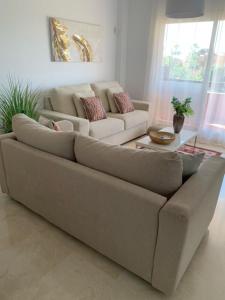 uma sala de estar com um sofá e uma mesa em Casa Elsi Prachtig vernieuwd appartement em Manilva