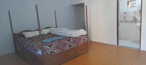 Good Karma Homestay في Bhurkīā: غرفة نوم بسرير وحمام مع حوض