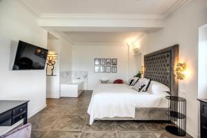 A bed or beds in a room at Vigna Caio Relais & Spa