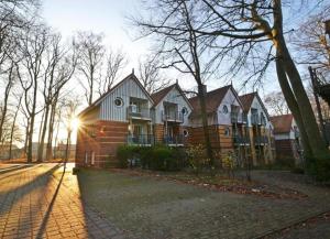a row of houses with the sun shining on them at Ferienwohnung Seepferdchen direkt am Strand in Ostseebad Koserow