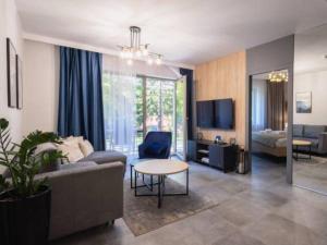 Μια τηλεόραση ή/και κέντρο ψυχαγωγίας στο Apartament Prywatny Stone Hill Rackiewicz z basenem