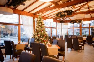 Drzewo świąteczne w jadalni restauracji w obiekcie Restaurant Pensiune Bucovina w mieście Kimpulung Mołdawski
