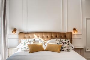 A bed or beds in a room at Vigna Caio Relais & Spa