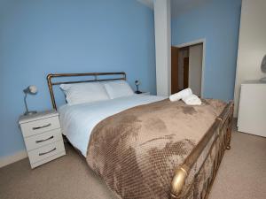 a bedroom with a large bed and a nightstand with a bed sidx sidx sidx at Pass the Keys Spacious Apartment Minutes to Birmingham Centre in Birmingham