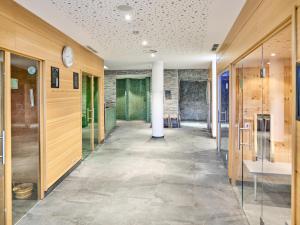 un corridoio di un edificio per uffici con un orologio sul soffitto di DAS SIEBEN - Adults Only a Bad Häring