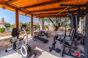 um ginásio com equipamento cardiovascular numa casa em Holiday Home Gabelot em Supetar
