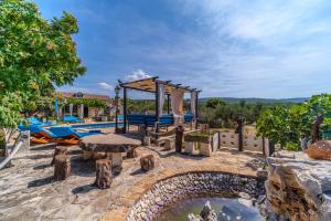 un patio trasero con piscina y parque infantil en Holiday Home Gabelot, en Supetar