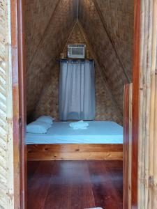 Cama pequeña en yurta con ventana en Russell Place en San Vicente