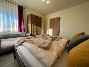 Posteľ alebo postele v izbe v ubytovaní Apartmány Friends Tatry